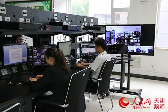 天津天地伟业数码科技有限公司员工认真工作