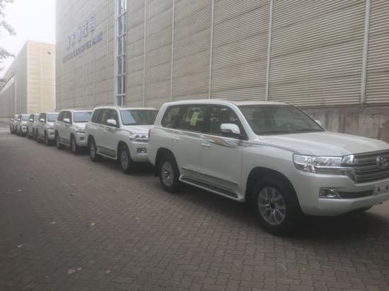 2018款丰田酷路泽4000天窗摇启爆降到底