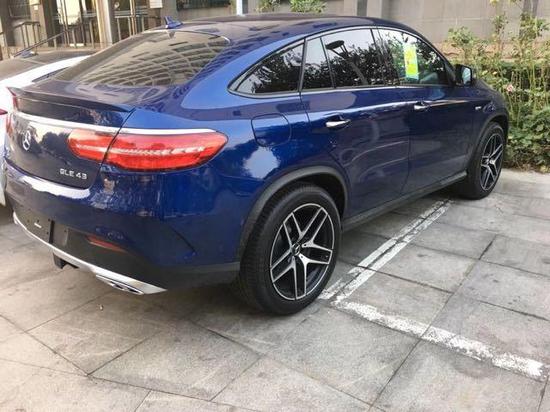 的跨界suv,而从a柱往后看,流畅的流线型车顶让奔驰gle coupe轿跑范