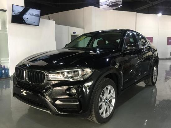 宝马X6装备了神奇的直列六缸3.0双涡轮增压发动机与xDrive四驱系统,正常情况下400Nm的强大扭矩会让你感觉劲头十足。在所有行驶条件下,主动转向系统都可确保出色的转向精准度、灵活性和舒适性,达到全新水准的转向舒适性。在低速行驶时,例如市区驾驶、驻车或急转弯情况下,主动转向系统可增加转向角度。驾驶者无需费力转向,稍微转动方向盘即可精确操控车辆。该装置大大提高了宝马X6的灵活性,令驻车更加方便。 总结: 强劲动力,运动精神。凭借BMW X系车型性能优势和双门轿跑车的运动感,BMW X6再一次突