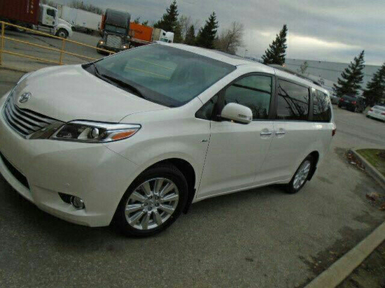 丰田塞纳简洁大气MPV车型该有的沉稳性格