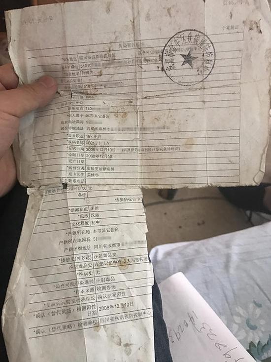 HIV抗体阳性的检查结果,让钟啸伟被贴上艾滋病标签。