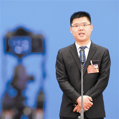 5月25日,李君在“代表通道”通过网络视频方式接受采访。 新华社记者 李贺摄
