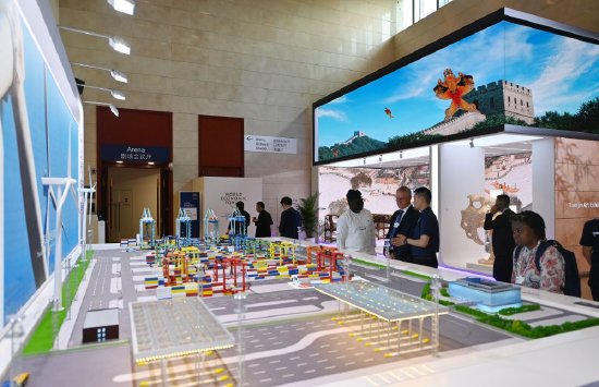 6月27日，与会者在天津梅江会展中心参观天津港“智慧零碳”码头模型展示区。新华社记者 李然 摄