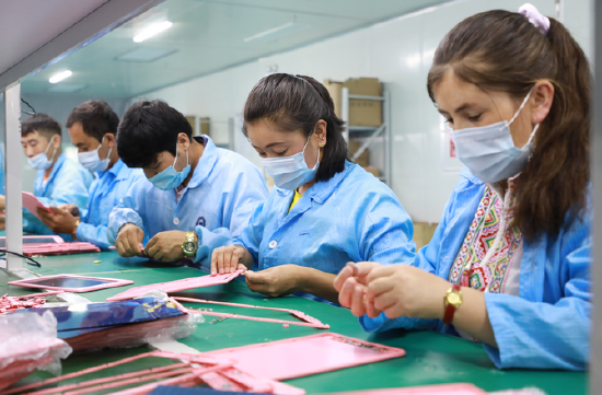 策勒县津和数字电子产业园，员工在生产车间忙碌（资料图）。天津援疆供图