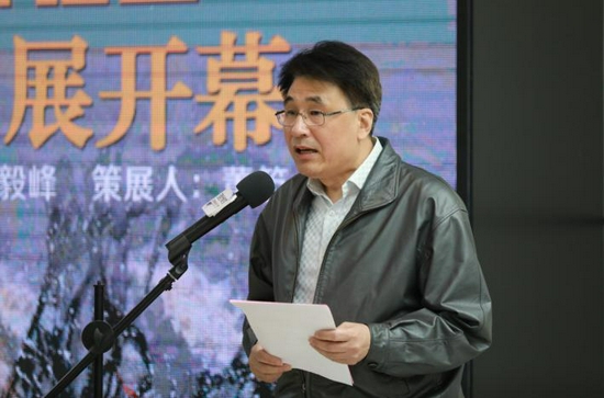 天津美术学院副院长郭振山先生主持开幕活动