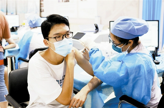 图为红桥区中学生在天津五中接种点接种疫苗。