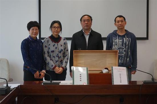 天津博物馆党委书记、馆长陈卓向天津开发区三维成像技术博物馆授予证书