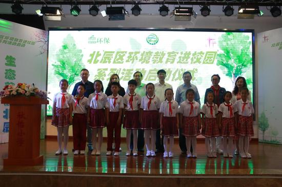 来宾与学生代表合影