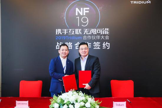 Tridium和天津市大学软件学院签署深化产教融合合作协议（左：天津市大学软件学院创业学院院长张建勇，右：Tridium亚太区总经理刘永泽）
