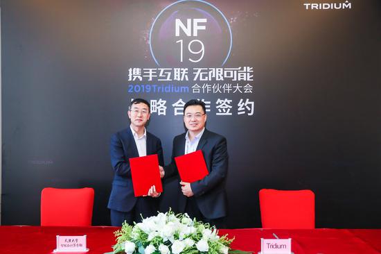 　　Tridium与天津大学签署关于合作的谅解备忘录（左：天津大学智能与计算机学部李克秋主任，右：Tridium亚太区总经理刘永泽）