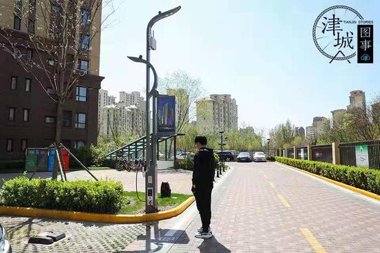 路边的智慧路灯可以实现电动汽车充电功能,并具备户外呼叫对讲与服务中心联动、无限WIFI、小区广播的功能。
