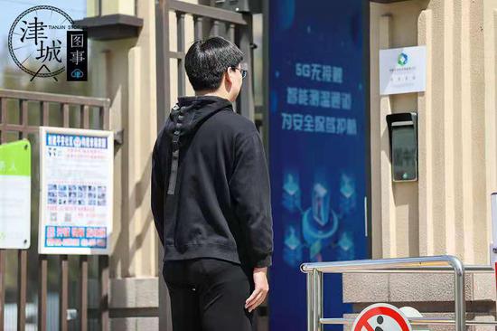 “以前经常有居民忘带门禁卡或需要下楼接客人的情况,但开通智慧管理后,随时可以无感进入小区大门和居民单元门。”据小区项目负责人介绍,小区在入口处部署了智能AI人车识别系统,对小区居民以及流动人员、各种车辆进行结构化数据存储和标签化管理,“在系统中,我们可以智能检索到车辆的品牌、颜色、车牌号,对于居民可以区分年龄、性别等信息,像老人在小区中摔倒、孩子迷路、外来装修人员进入楼道等情况,都可以通过系统来智慧管理。”