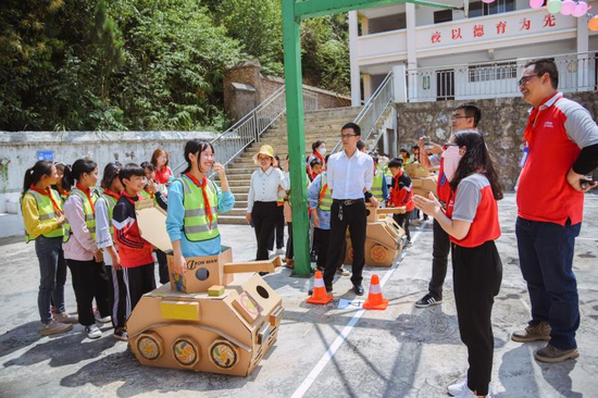 吉宝志愿者与学生们互相讨论、合作,进行工程车搭建比赛。