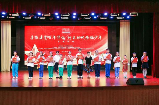 市文明办未成年人工作处处长曲爽、市慈善协会副秘书长周莲娣为获奖的榜样少年颁奖