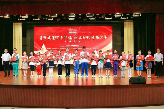 河东区区委副书记、区长周波、共青团天津市委副书记成子金为获奖的榜样少年颁奖
