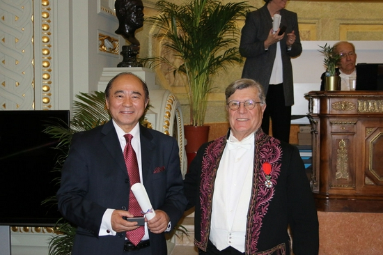 何国伟教授在法国国家医学科学院院士大会现场(左)