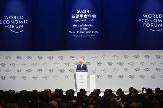 6月27日，世界经济论坛主席施瓦布在第十四届夏季达沃斯论坛开幕式上发言。新华社记者 赵子硕 摄