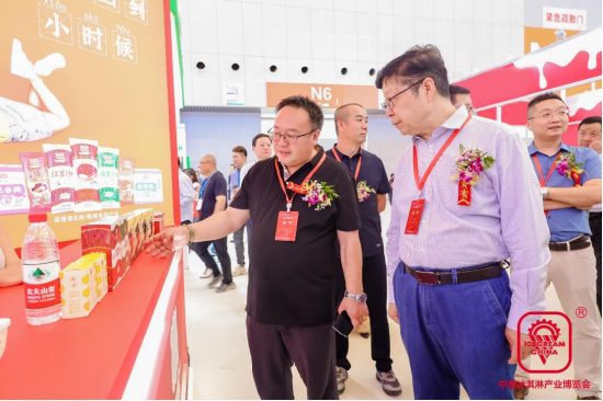 美登高运营负责人向协会领导介绍产品
