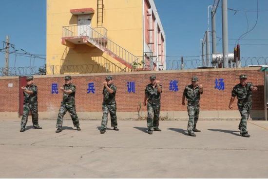 “王晓峰民兵号”班组不忘开展日常军事化训练。