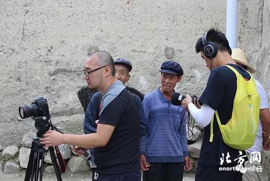 在大寨村的时候,创作团队整天与村民们交流,挖掘最感人的扶贫故事