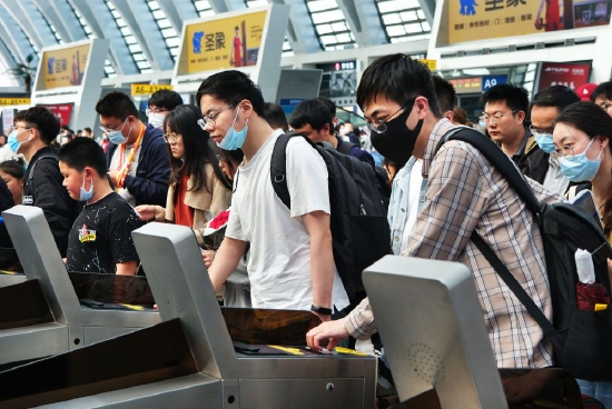 5月3日，旅客在天津西站通过检票口准备乘车。杨宝森 摄