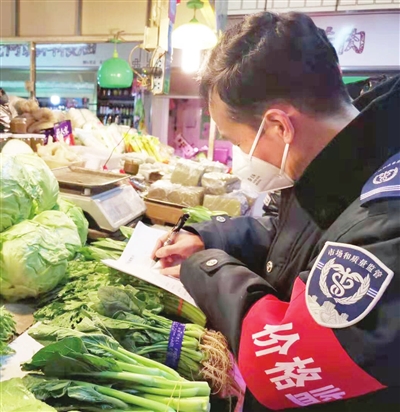 ⑤滨海新区市场监管局持续加强农副产品价格执法检查。图为执法人员现场检查农贸市场蔬菜价格。