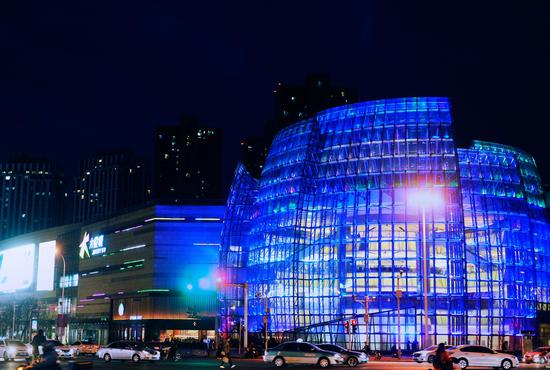 夜幕降临，天津大悦城发出海蓝色的光芒，用颜色和爱温暖津城，也点亮每个人的心。