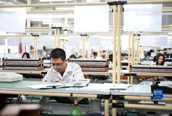 工作人员在天津宜科自动化股份有限公司传感器生产车间内工作（4月18日摄）。新华社记者赵子硕摄