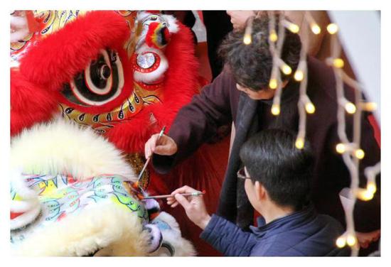 领导为南北狮点睛 花会展演开始 摄影:张春生