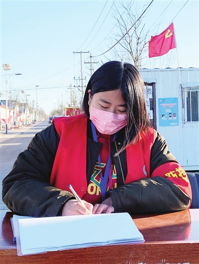 杨秋静在小杜庄村口值勤,整理进出村人员信息。肖荻 摄