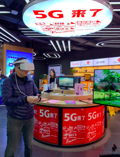 用户在中国联通智慧生活馆感受5G带来的VR体验