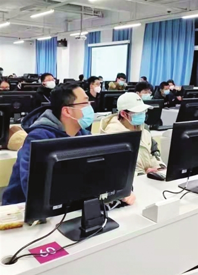 南开大学学生志愿者参加核酸检测数据录入。