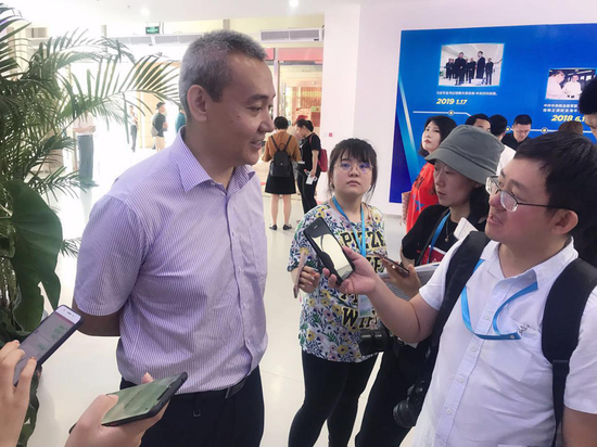 滨海中关村科技园投资促进局局长王晓伟接受走访团采访(新浪天津 杨嘉榕摄)