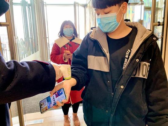 顾客接受体温检测