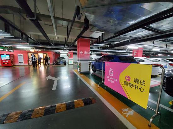 地下停车,乘指定电梯直达商场