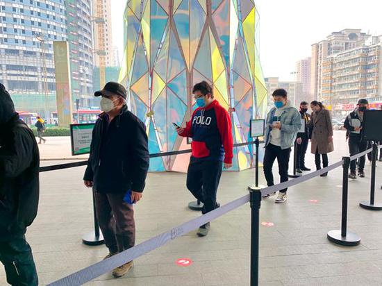 保持安全距离,排队等候进入商场
