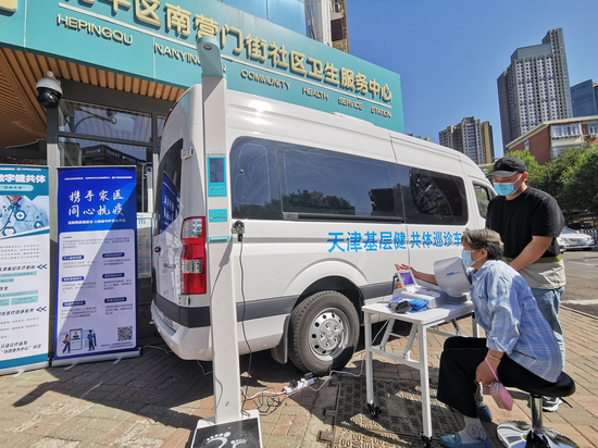 天津市民在使用微医流动医院服务