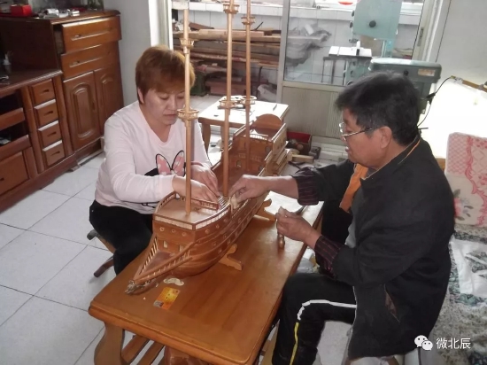 2015年,田恩祥和女儿田霞共同制作洋船瓦萨号。