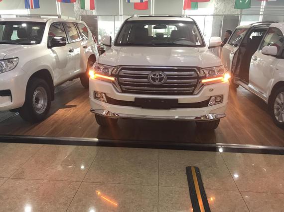 2018款中东版丰田酷路泽4000流水大灯