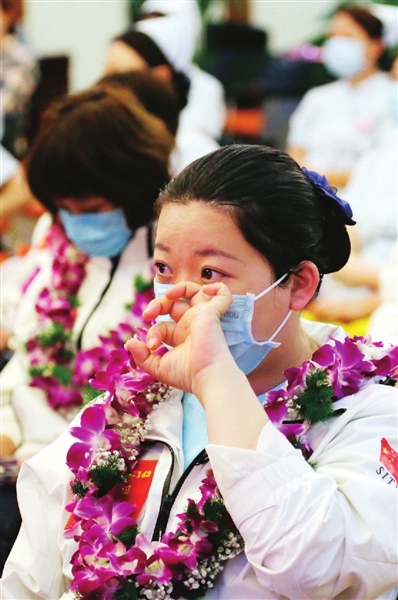 昨天,天津医科大学肿瘤医院举办以“致敬白衣天使 共谱职业赞歌”为主题的护士节庆祝活动。图为参会者在现场聆听抗疫事迹,忍不住感动落泪。本报记者 王倩 摄