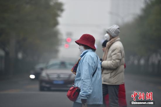 北京持续遭遇重度雾霾 局地能见度不足百米。中新网记者 金硕 摄