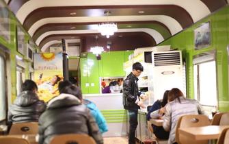高校“绿皮火车”餐厅受追捧