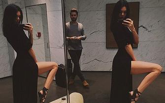 想当网红先过自拍关 姐妹花来支招