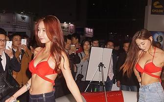 女团着比基尼助阵车展 湿身洗车