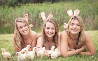 大学生拍裸体挂历助力慈善事业