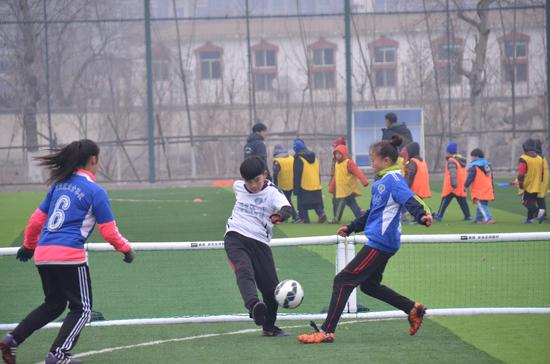天津市青少年足球冬令营启动 足球陪孩子过寒