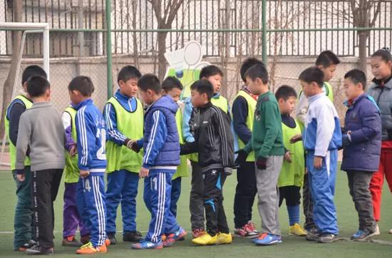 根伟校园足球冬令营接近尾声 小比赛踢得最过