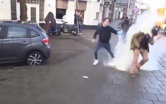 荷兰青年街头向华人泼奶粉