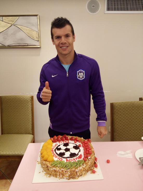 泰达内援外援齐庆生温情满满 德拉甘与新援交